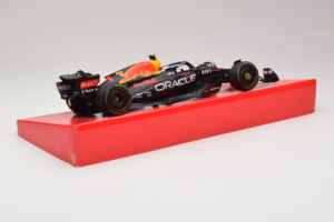 Red Bull RB18 #1 M. Verstappen Oracle Red Bull Racing Japanese Grand Prix Winner World Champion 2022 Minichamps 1:18 11322280 — kuva 3 / 7