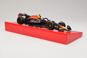 Red Bull RB18 #1 M. Verstappen Oracle Red Bull Racing Japanese Grand Prix Winner World Champion 2022 Minichamps 1:18 11322280 — kuva 4 / 7