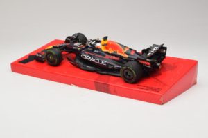 Red Bull RB18 #1 M. Verstappen Oracle Red Bull Racing Japanese Grand Prix Winner World Champion 2022 Minichamps 1:18 11322280 — kuva 5 / 7