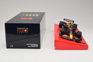 Red Bull RB18 #1 M. Verstappen Oracle Red Bull Racing Japanese Grand Prix Winner World Champion 2022 Minichamps 1:18 11322280 — kuva 6 / 7