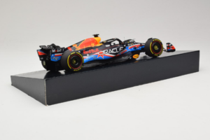 Red Bull RB19 #1 M. Verstappen Oracle Red Bull Racing United States Grand Prix Winner World Champion 2023 Minichamps 1:18 113 — kuva 3 / 7
