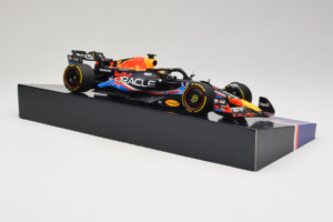 Red Bull RB19 #1 M. Verstappen Oracle Red Bull Racing United States Grand Prix Winner World Champion 2023 Minichamps 1:18 113 — kuva 4 / 7