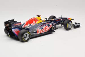 Red Bull RB7 Renault #1 S. Vettel Red Bull Racing World Champion 2011 Minichamps 1:18 110110001 Metalli — kuva 2 / 6