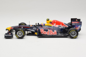 Red Bull RB7 Renault #2 M. Webber Red Bull Racing Showcar 2011 Minichamps 1:18 110110002 Metalli — kuva 3 / 7