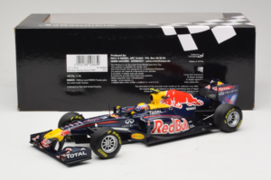 Red Bull RB7 Renault #2 M. Webber Red Bull Racing Showcar 2011 Minichamps 1:18 110110002 Metalli — kuva 6 / 7