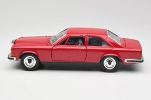Rolls-Royce Camargue Punainen Bburago 1:22 3001 Metalli — kuva 4 / 8