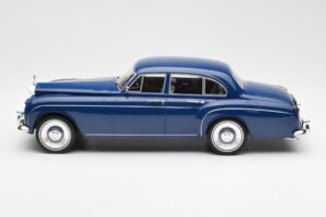 Rolls-Royce Silver Cloud III Flying Spur Mulliner RHD Tummansininen MCG 1:18 MCG18124 Metalli — kuva 3 / 6