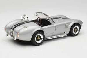 Shelby Cobra 427S/C Hopea Mustilla Raidoilla Road Signature 1:18 92058 Metalli — kuva 3 / 8