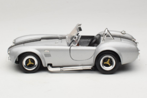 Shelby Cobra 427S/C Hopea Mustilla Raidoilla Road Signature 1:18 92058 Metalli — kuva 4 / 8