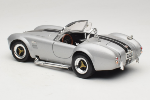 Shelby Cobra 427S/C Hopea Mustilla Raidoilla Road Signature 1:18 92058 Metalli — kuva 7 / 8