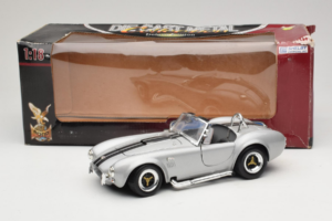 Shelby Cobra 427S/C Hopea Mustilla Raidoilla Road Signature 1:18 92058 Metalli — kuva 8 / 8
