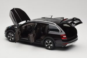 Skoda Octavia Mk4 Combi Ruskea Paudi Model 1:18 ZMR000005BRA Metalli — kuva 5 / 8