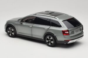 Skoda Octavia Mk4 Combi Vihreä Paudi Model 1:18 ZMR000005GRU Metalli — kuva 7 / 8