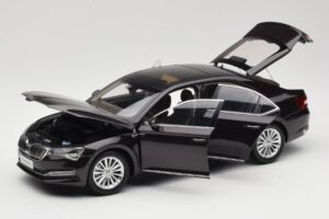 Skoda Superb Mk3 Musta Paudi Model 1:18 ZSS000006BLA Metalli — kuva 2 / 8