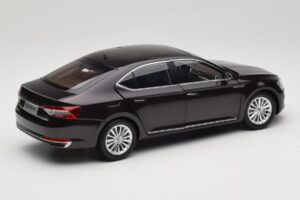Skoda Superb Mk3 Musta Paudi Model 1:18 ZSS000006BLA Metalli — kuva 3 / 8