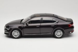 Skoda Superb Mk3 Musta Paudi Model 1:18 ZSS000006BLA Metalli — kuva 4 / 8