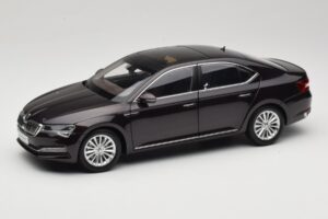 Skoda Superb Mk3 Musta Paudi Model 1:18 ZSS000006BLA Metalli