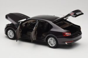 Skoda Superb Mk3 Musta Paudi Model 1:18 ZSS000006BLA Metalli — kuva 5 / 8