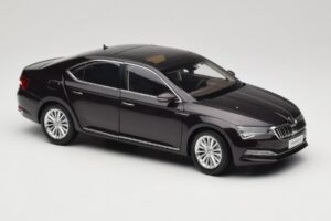Skoda Superb Mk3 Musta Paudi Model 1:18 ZSS000006BLA Metalli — kuva 6 / 8