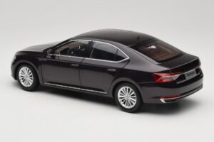 Skoda Superb Mk3 Musta Paudi Model 1:18 ZSS000006BLA Metalli — kuva 7 / 8