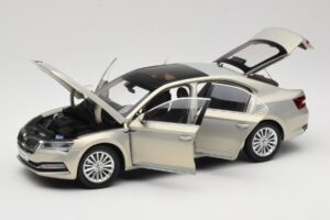 Skoda Superb Mk3 Kulta Paudi Model 1:18 ZSS000006GOLD Metalli — kuva 2 / 8