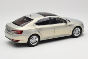 Skoda Superb Mk3 Kulta Paudi Model 1:18 ZSS000006GOLD Metalli — kuva 3 / 8