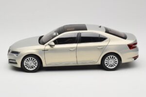 Skoda Superb Mk3 Kulta Paudi Model 1:18 ZSS000006GOLD Metalli — kuva 4 / 8