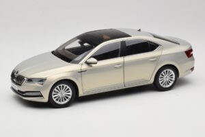 Skoda Superb Mk3 Kulta Paudi Model 1:18 ZSS000006GOLD Metalli