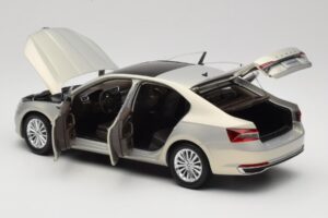 Skoda Superb Mk3 Kulta Paudi Model 1:18 ZSS000006GOLD Metalli — kuva 5 / 8