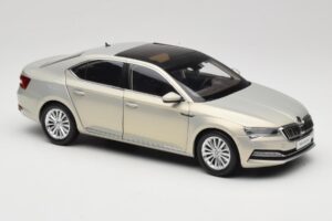 Skoda Superb Mk3 Kulta Paudi Model 1:18 ZSS000006GOLD Metalli — kuva 6 / 8
