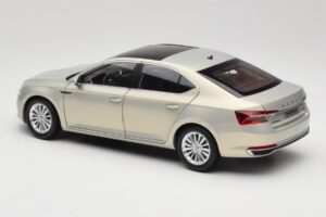 Skoda Superb Mk3 Kulta Paudi Model 1:18 ZSS000006GOLD Metalli — kuva 7 / 8