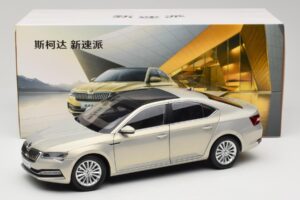 Skoda Superb Mk3 Kulta Paudi Model 1:18 ZSS000006GOLD Metalli — kuva 8 / 8