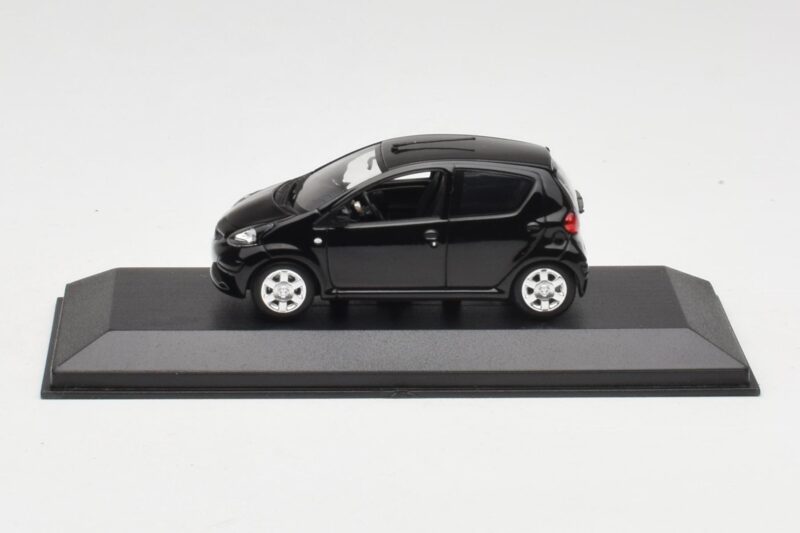 Toyota Aygo AB10 Musta Minichamps 1:43 400166401 Metalli
