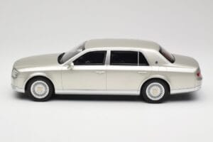 Toyota Century Silver Metallic Kyosho 1:18 KSR18036S Metalli — kuva 3 / 6