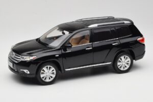 Toyota Highlander XU40 Musta Paudi Model 1:18 2043612-B1 Metalli