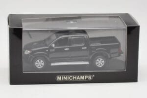 Toyota Hilux Musta Minichamps 1:43 400166662 Metalli — kuva 4 / 4