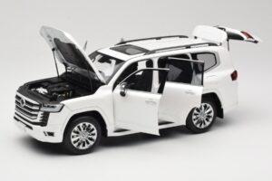 Toyota Land Cruiser J300 ZX Valkoinen LCD 1:18 LCD18013-ZX-WH Metalli — kuva 2 / 8