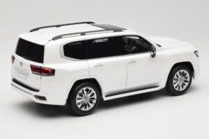 Toyota Land Cruiser J300 ZX Valkoinen LCD 1:18 LCD18013-ZX-WH Metalli — kuva 3 / 8