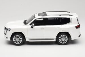 Toyota Land Cruiser J300 ZX Valkoinen LCD 1:18 LCD18013-ZX-WH Metalli — kuva 4 / 8