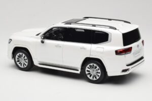 Toyota Land Cruiser J300 ZX Valkoinen LCD 1:18 LCD18013-ZX-WH Metalli — kuva 7 / 8