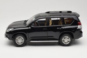Toyota Land Cruiser Prado J150 Musta Paudi Model 1:18 623132-BK Metalli — kuva 4 / 8
