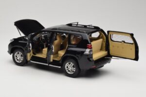 Toyota Land Cruiser Prado J150 Musta Paudi Model 1:18 623132-BK Metalli — kuva 5 / 8
