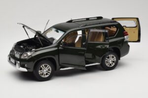 Toyota Land Cruiser Prado J150 Vihreä Paudi Model 1:18 623132-GR Metalli — kuva 2 / 8