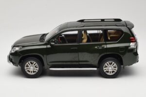 Toyota Land Cruiser Prado J150 Vihreä Paudi Model 1:18 623132-GR Metalli — kuva 4 / 8