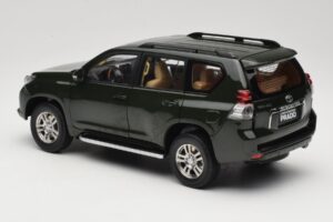 Toyota Land Cruiser Prado J150 Vihreä Paudi Model 1:18 623132-GR Metalli — kuva 7 / 8