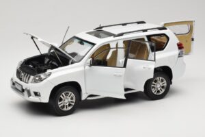 Toyota Land Cruiser Prado J150 Valkoinen Paudi Model 1:18 623132-WH Metalli — kuva 2 / 8