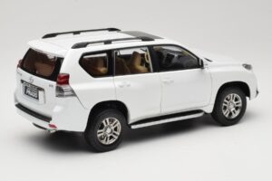 Toyota Land Cruiser Prado J150 Valkoinen Paudi Model 1:18 623132-WH Metalli — kuva 3 / 8