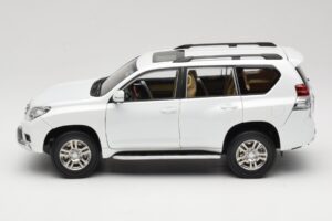 Toyota Land Cruiser Prado J150 Valkoinen Paudi Model 1:18 623132-WH Metalli — kuva 4 / 8