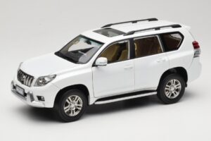 Toyota Land Cruiser Prado J150 Valkoinen Paudi Model 1:18 623132-WH Metalli
