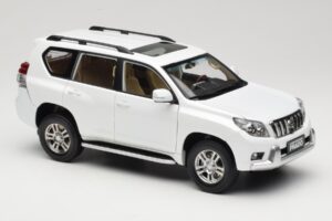 Toyota Land Cruiser Prado J150 Valkoinen Paudi Model 1:18 623132-WH Metalli — kuva 6 / 8